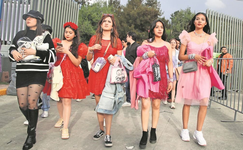 Vestidos rosas y túnicas con mariposas formaron parte de los coloridos atuendos. Foto: Valente Rosas / EL UNIVERSAL