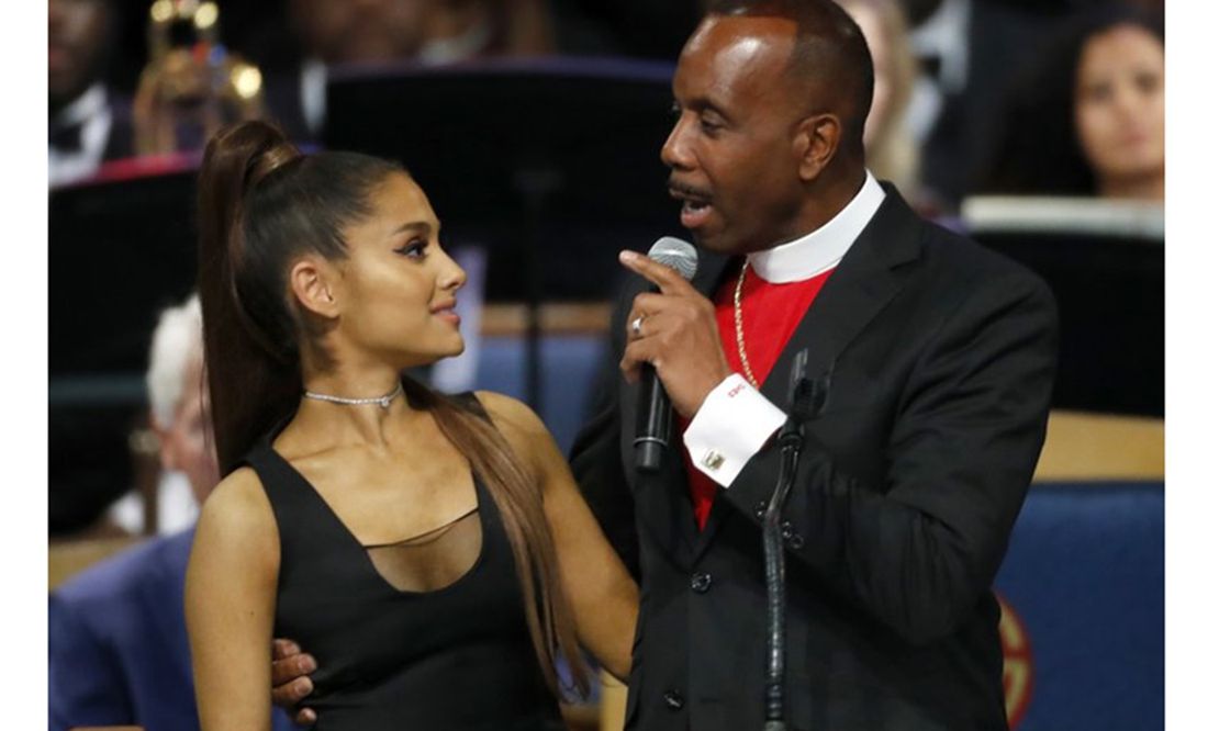 Indigna en redes tocamiento a Ariana Grande; obispo se disculpa