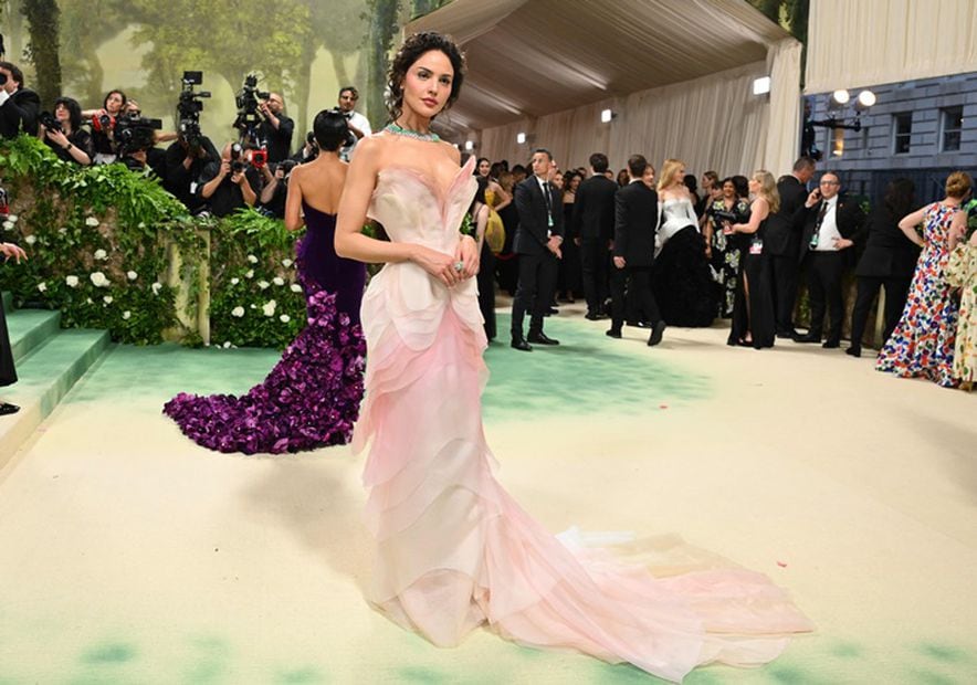 Eiza González llegando a la Met Gala, la mexicana lució un vestido tornasol con el que rindió homenaje a las orquídeas mexicanas. Foto: AFP.