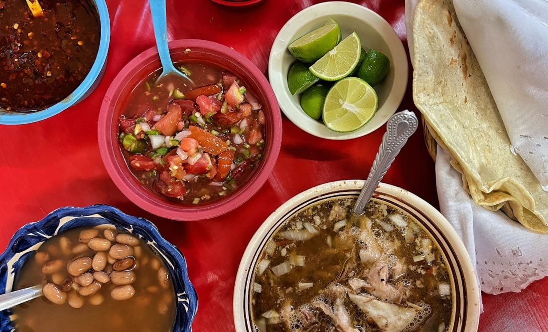 Birria y tortillas hechas a mano, aquí las encuentras