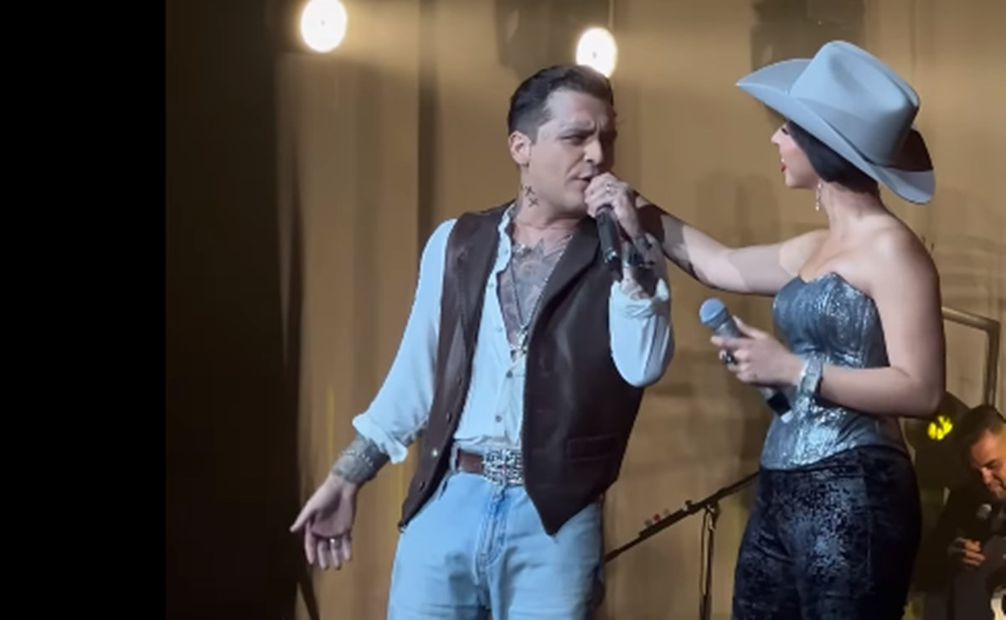 Christian Nodal y Ángela Aguilar cantaron juntos en el Auditorio Nacional y ahí se dieron su primer beso público tras confirmar que son pareja.