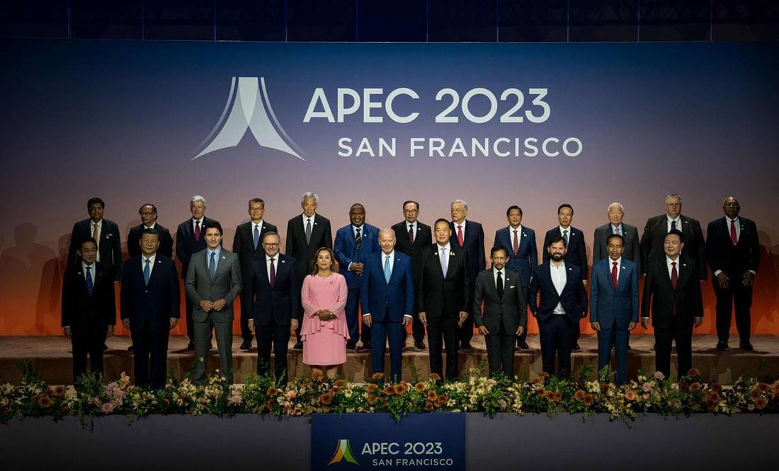 AMLO se toma foto oficial con líderes de la APEC, a un metro de la