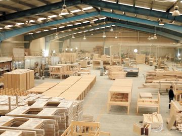 Nearshoring presiona alza salarial de hasta 20% en fabricación de muebles