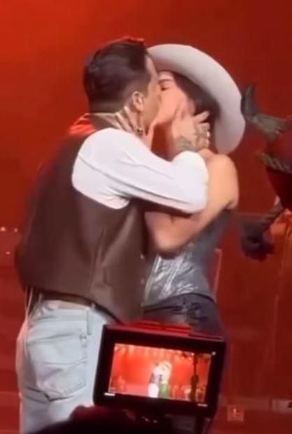 Christian Nodal y Ángela Aguilar se besan durante concierto del cantante en el Auditorio Nacional.