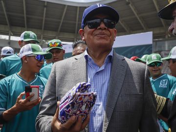 El mexicano Julio Urías sigue el camino que hace 40 años le indicó Fernando  Valenzuela - El Emergente