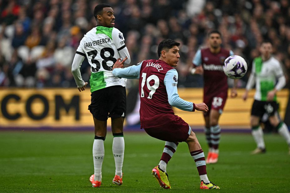 Edson Álvarez durante el partido entre Liverpool y West Ham - Foto: AFP
