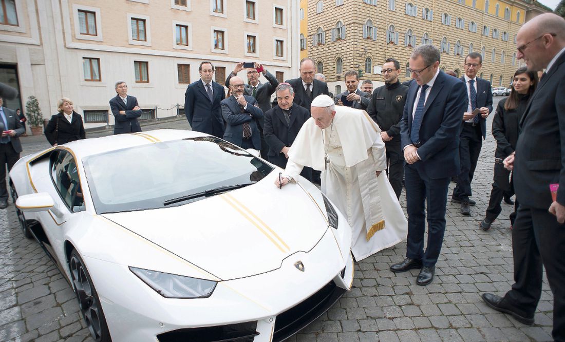 Regalan Lamborghini al Papa; lo subasta | El Universal