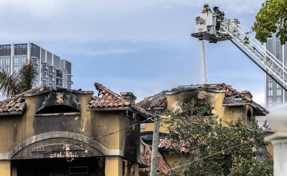 Los bomberos luchan contra un incendio en el complejo Temple Court Apartments en Miami, Florida. Foto: EFE
