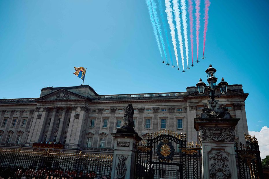 El equipo acrobático de la Real Fuerza Aérea Británica (RAF), las "Flechas Rojas", realizan un vuelo sobre el Palacio de Buckingham durante el Desfile del Cumpleaños del Rey "Trooping the Colour" en Londres. Foto: AFP
