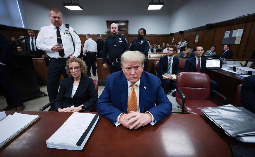 El expresidente estadounidense Donald Trump asiste a su juicio por supuestamente encubrir pagos de dinero en secreto vinculados a relaciones extramatrimoniales, en el Tribunal Penal de Manhattan. Foto: AFP