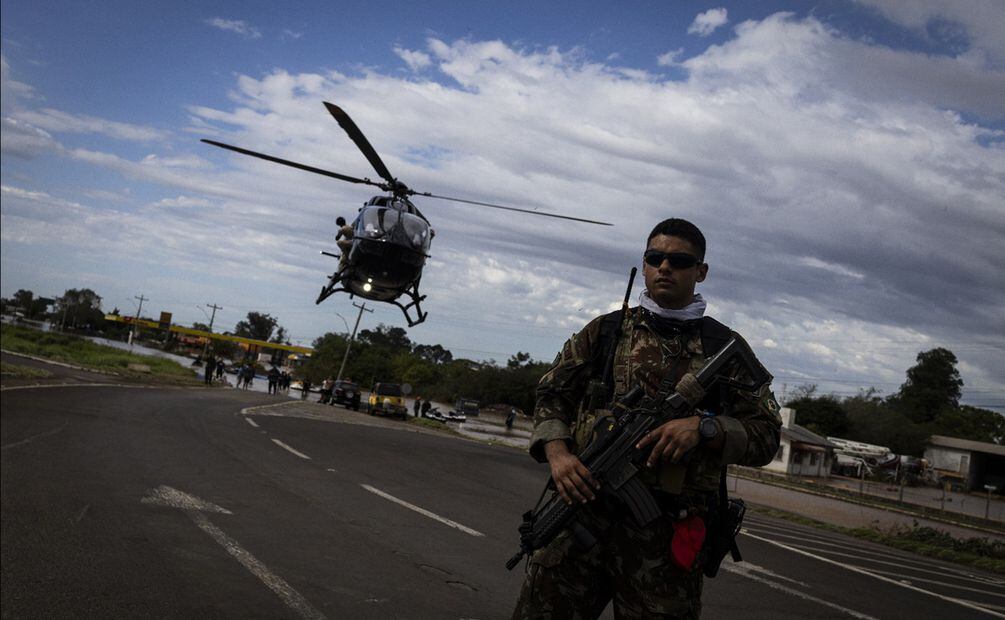Un soldado del ejército brasileño asegura una zona de aterrizaje improvisada en una carretera, en la ciudad de Eldorado do Sul, región metropolitana de Porto Alegre. Foto: EFE