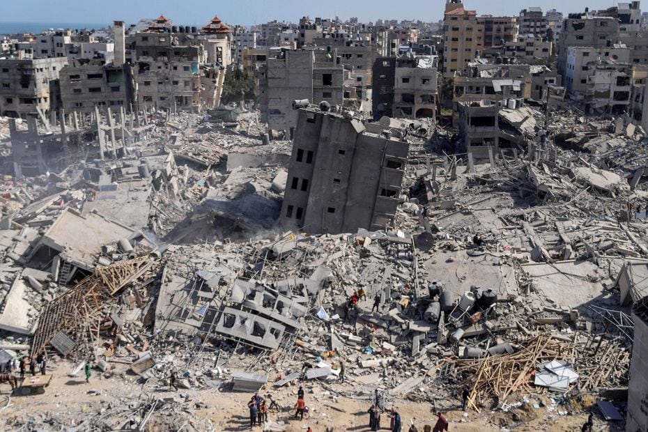 Vista general de palestinos inspeccionando los daños en el hospital Al-Shifa y sus inmediaciones después de que el ejército israelí se retirara de él tras una operación militar de dos semanas, en la ciudad de Gaza, 1 de abril de 2024. FOTO: MOHAMED HAJJAR. EFE