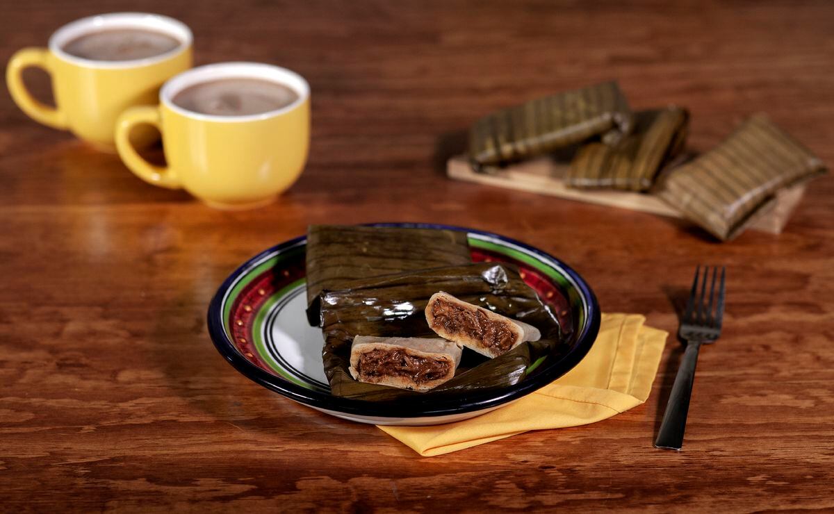 Prepara tamales de mole para el Día de la Candelaria