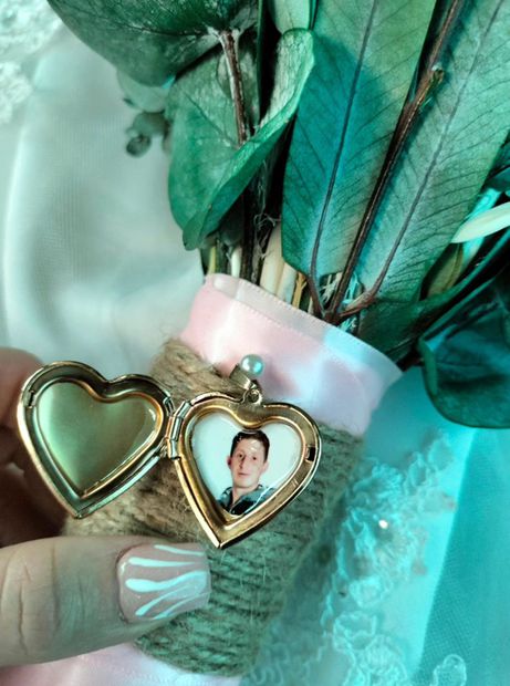 Bertha colocó una foto de Octavio Ocaña en su ramo de bodas.
<p>Foto: Instagram