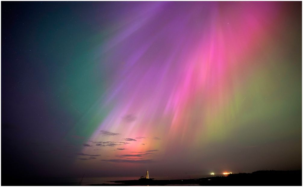 Aurora boreal tras tormenta solar en St. Mary's Lighthouse en Whitley Bay en la costa noreste, Inglaterra. Foto: AP