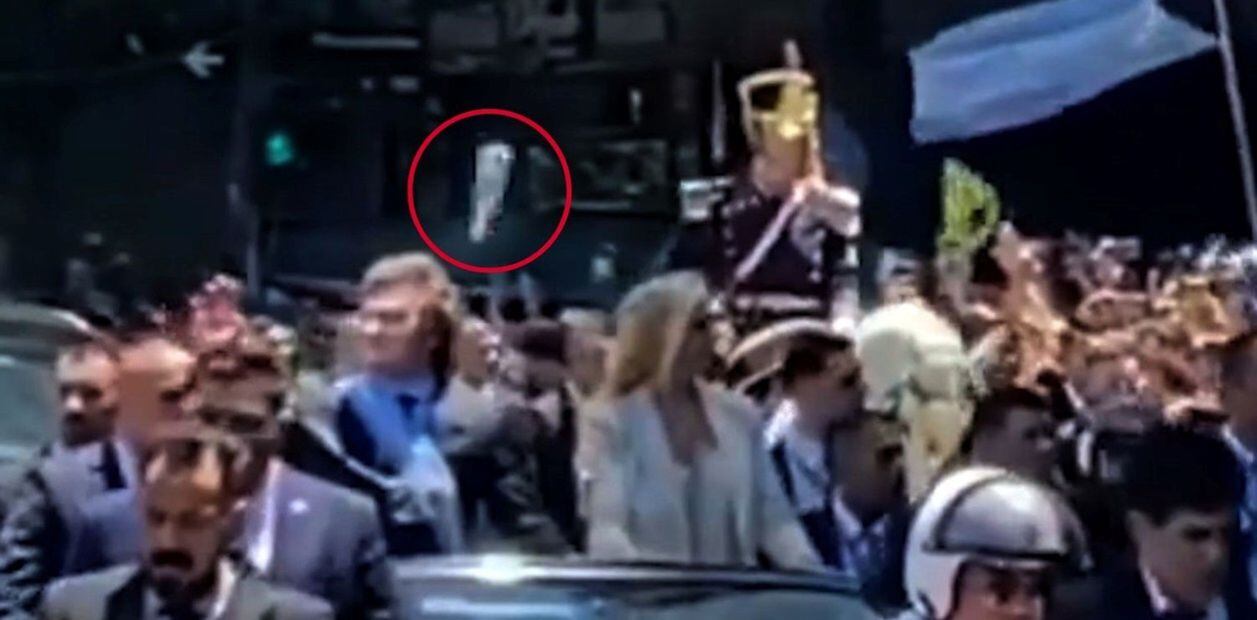 Este es el momento  exacto en que lanzaron una botella al presidente argentino Javier Milei, que terminó impactando a un custodio, durante el recorrido de la Asamblea Legislativa a la Casa Rosada. FOTO: CAPTURA