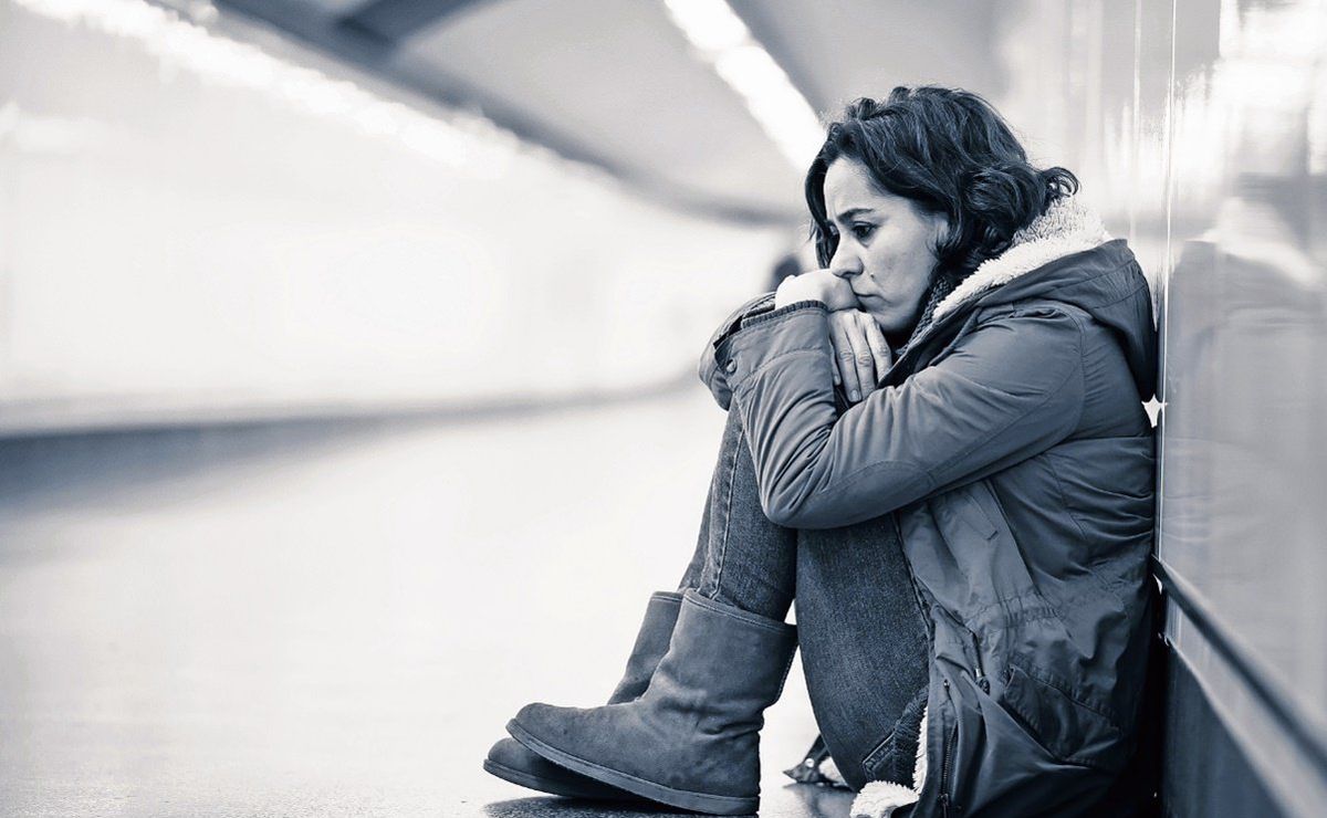 Perfil de una mujer triste que refleja depresión