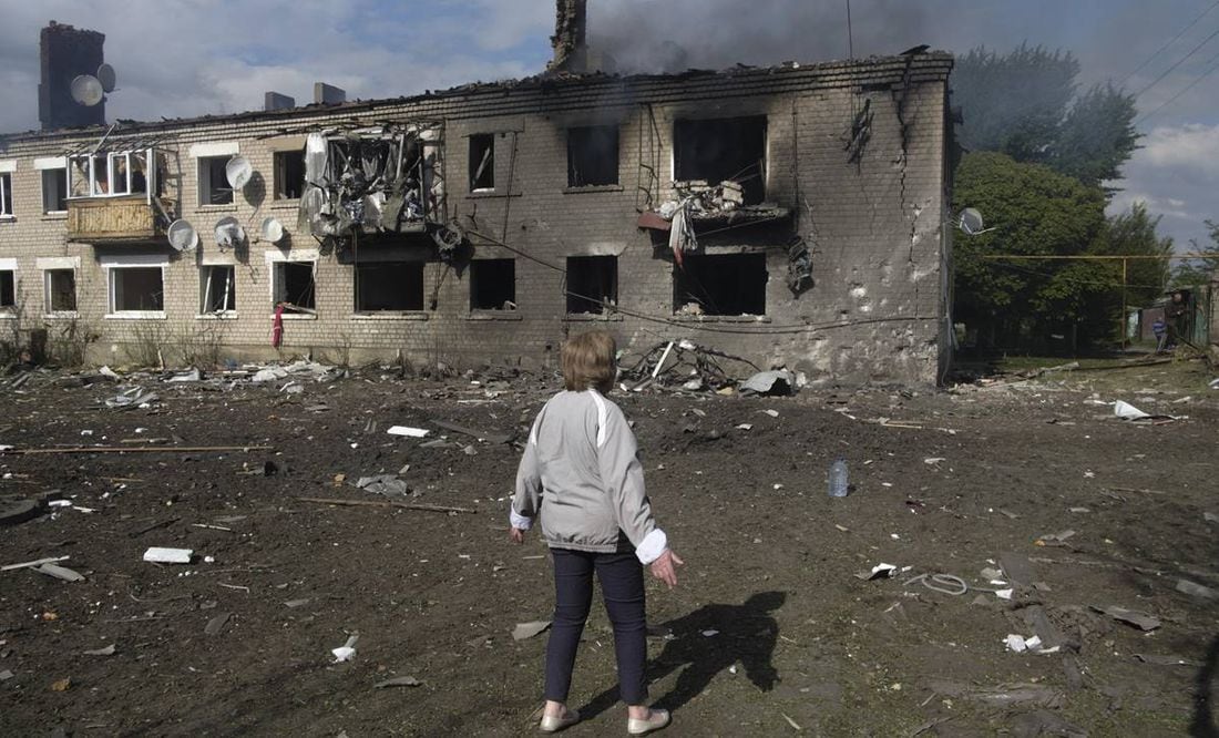 Tetyana observa un edificio dañado durante los recientes bombardeos en las afueras de Volchans, región de Kharkiv, Ucrania. Foto: EFE