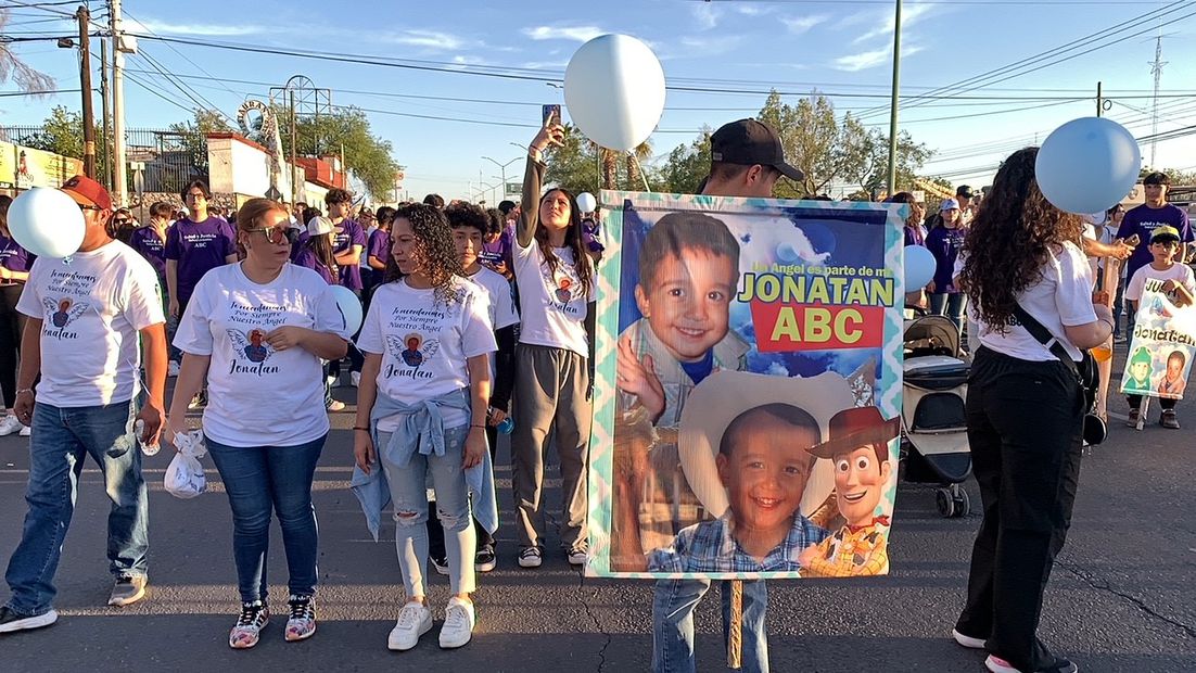 Cientos de personas marcharon para exigir justicia a 15 años del incendio de la Guardería ABC en Hermosillo, Sonora. (Foto: Amalia Escobar)