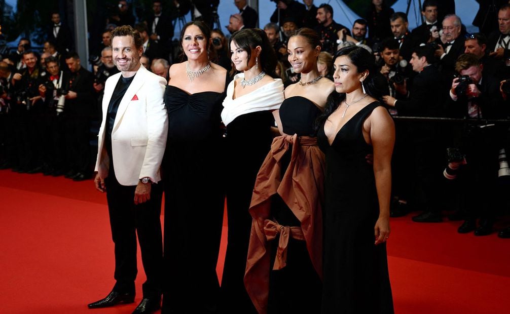 Edgar Ramirez, Karla Sofia Gascón, Selena Gomez, Zoe Saldaña y Adriana Paz en la alfombra roja de "Emilia Pérez". Foto:  AFP