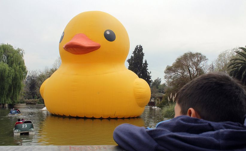 Vuelve el famoso pato de goma de Florentijn Hofman y no lo hace