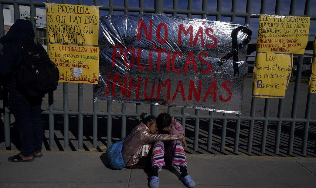 Una pareja de migrantes se lamentan frente a la Estancia Provisional Migratoria de Ciudad Juárez, Chihuahua. Foto: AP