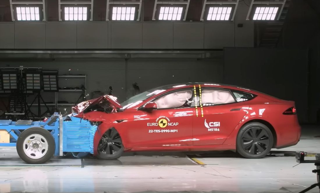 Tesla lanza un cargador universal que sirve para cualquier coche