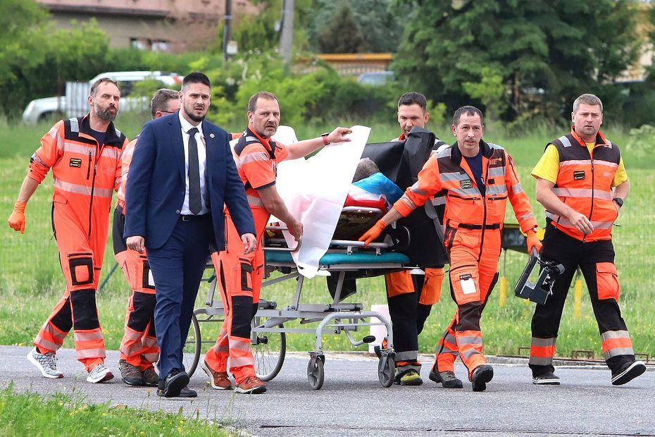 Rescatistas trasladan al primer ministro eslovaco, Robert Fico, herido de bala, a un hospital de la ciudad de Banska Bystrica, en el centro de Eslovaquia. FOTO: JAN KROSLAK. AP