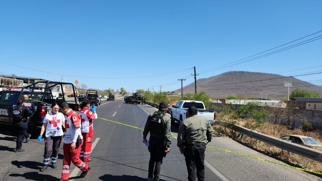 Alrededor de las 14:20 horas se recibió un reporte en los servicios de emergencia sobre una camioneta con impactos de arma de fuego cuando circulaba sobre la carretera México 15, en Sinaloa. (Foto: especial)