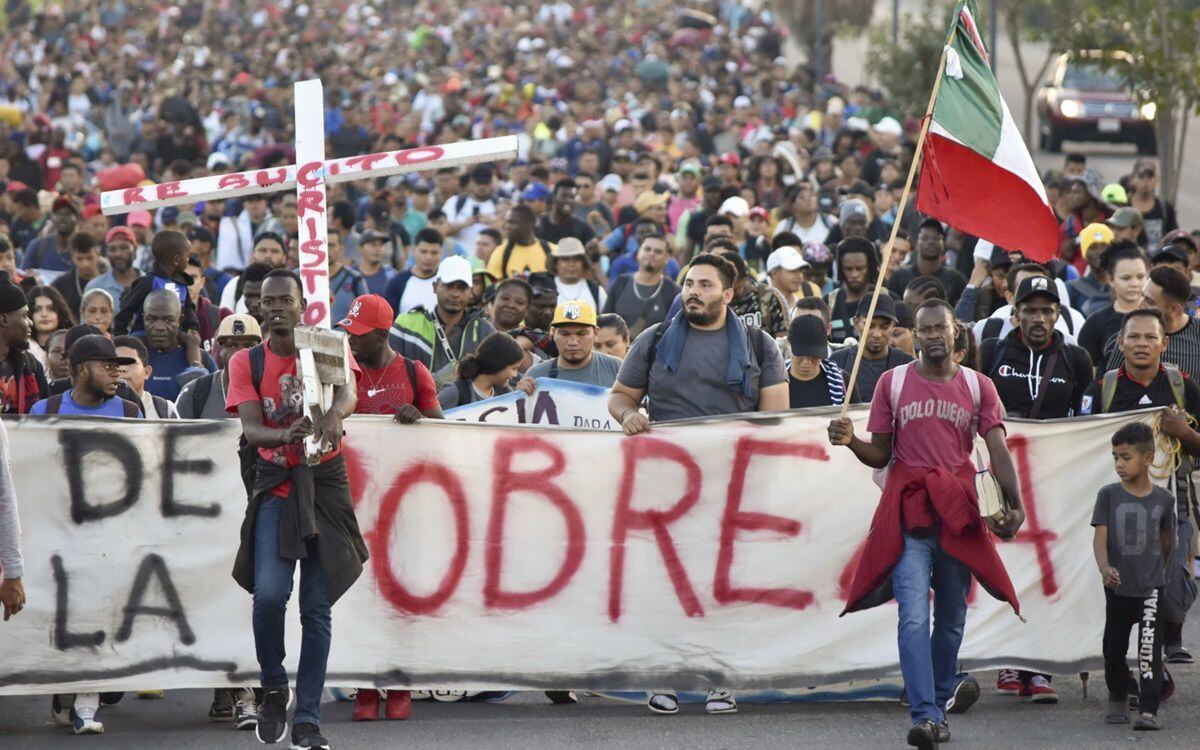 Miles de migrantes salen en caravana hacia EU desde Tapachula en