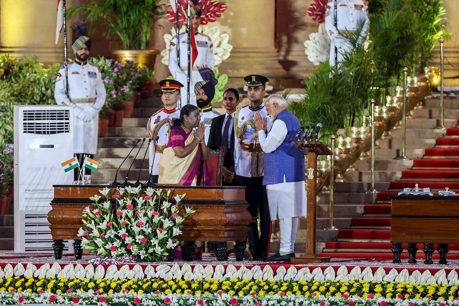 El líder del Partido Bharatiya Janata (BJP) de la India, Narendra Modi (R), se cruza de manos y agradece al presidente indio Droupadi Murmu (L), después de prestar juramento como nuevo primer ministro de la India. Foto: EFE