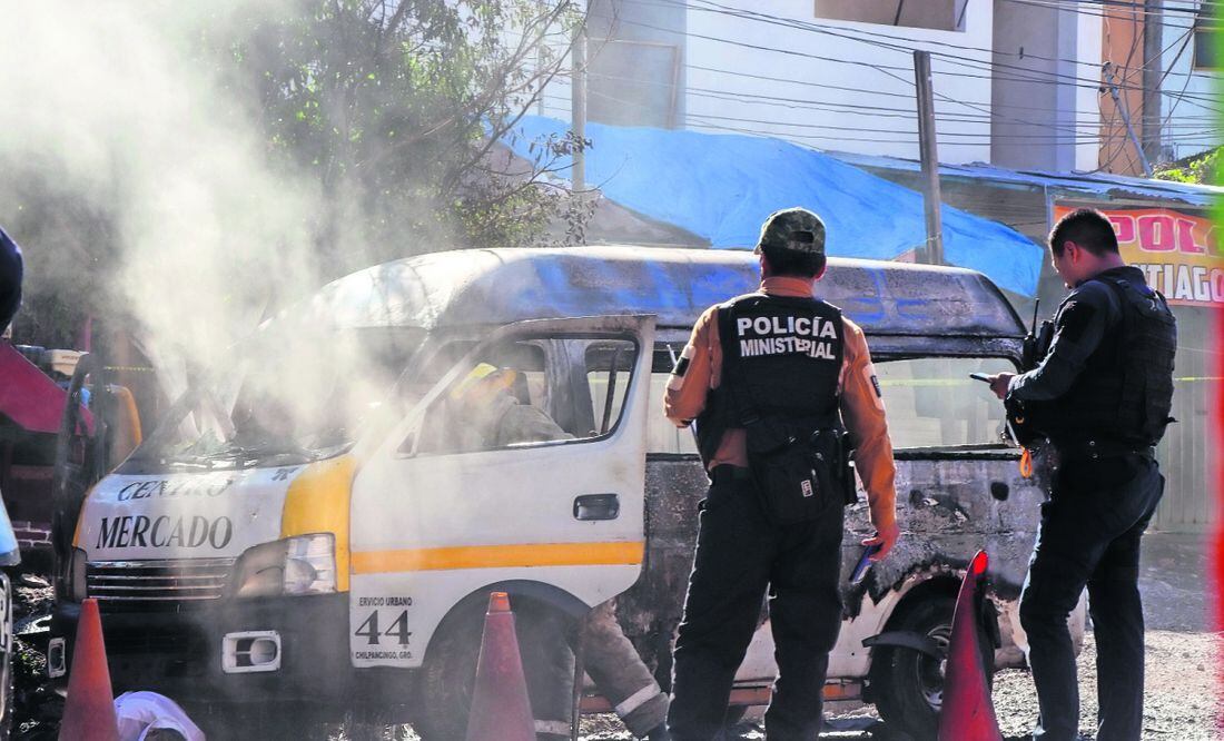 Delincuentes queman un vehículo de la ruta Los Ángeles-Mercado. Foto: Cortesía Amílcar Juárez