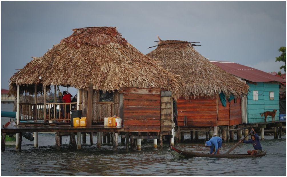 Comunidad de indígenas en Panamá recibió del gobierno las casas donde vivirán en tierra firme, vivirán en casas de 40,96 m2 donde disponen de dos habitaciones, sala, comedor, cocina, baño y lavandería, además de agua y luz eléctrica. Foto: EFE