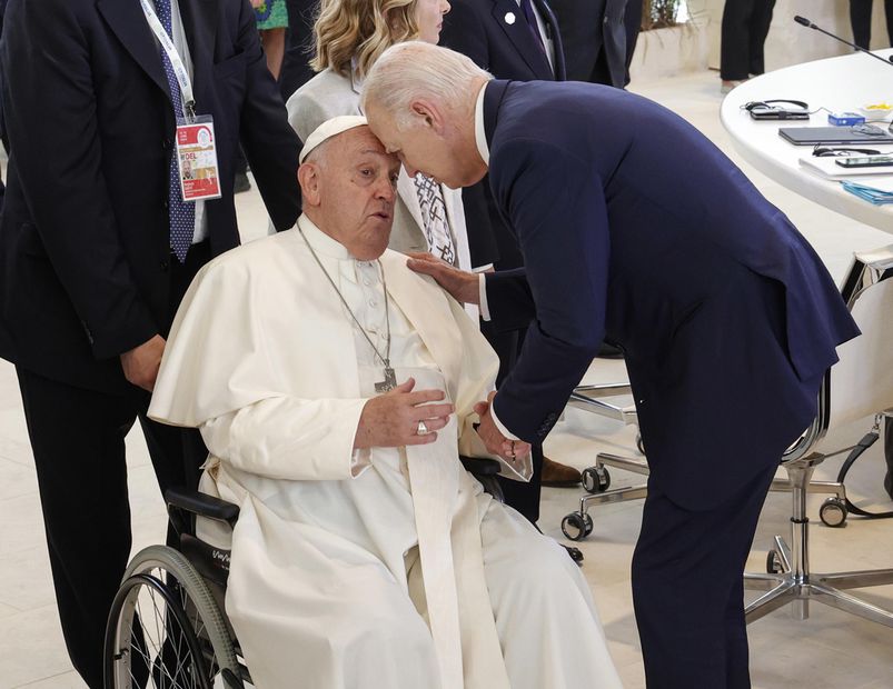 El papa Francisco y el presidente estadounidense Joe Biden asisten a la 'Sesión VI: Inteligencia artificial, energía, África-Mediterráneo' junto con líderes del G7 y líderes estatales en el segundo día de la cumbre del G7, en Borgo Egnazia, región de Apulia. Foto: EFE