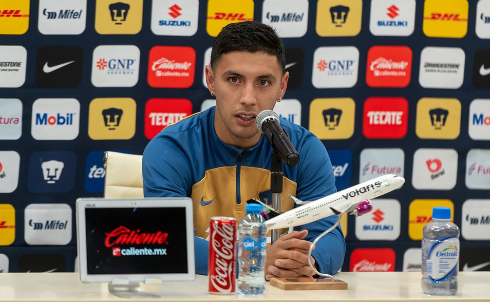 Leo Suárez en conferencia de prensa con Pumas - Foto: Imago7