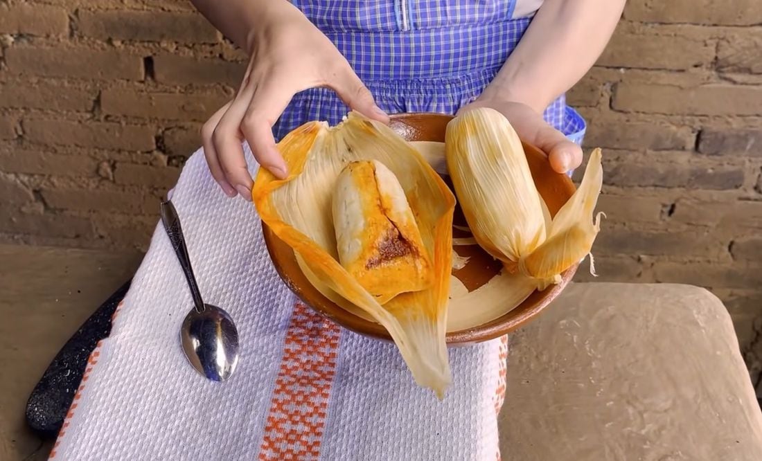 Cómo hacer tamales de maíz quebrado con salsa roja según la hija de Doña  Ángela