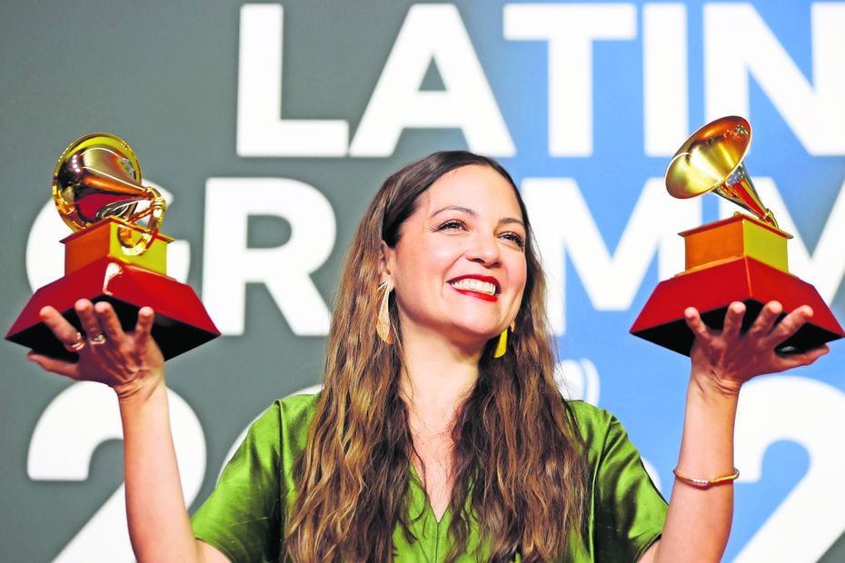 Natalia Lafourcade posa con los Grammy Latinos al ‘Mejor Álbum Cantautor’ y ‘Mejor Canción Cantautor’, ambos por su producción 'De todas las flores', en la alfombra roja de la gala anual de los Latin Grammy, este jueves en Sevilla. Foto: EFE/Jorge Zapata