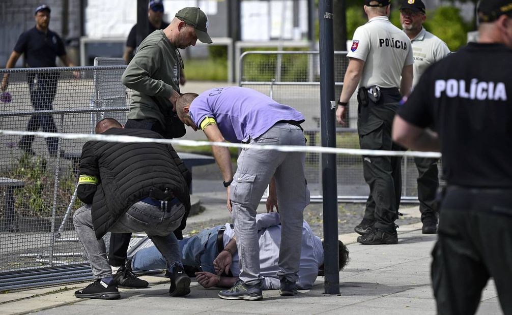 La policía arresta a un hombre después de que el primer ministro eslovaco, Robert Fico, fuera baleado y herido tras la sesión del gabinete fuera de casa en la ciudad de Handlova, Eslovaquia. Foto: AP