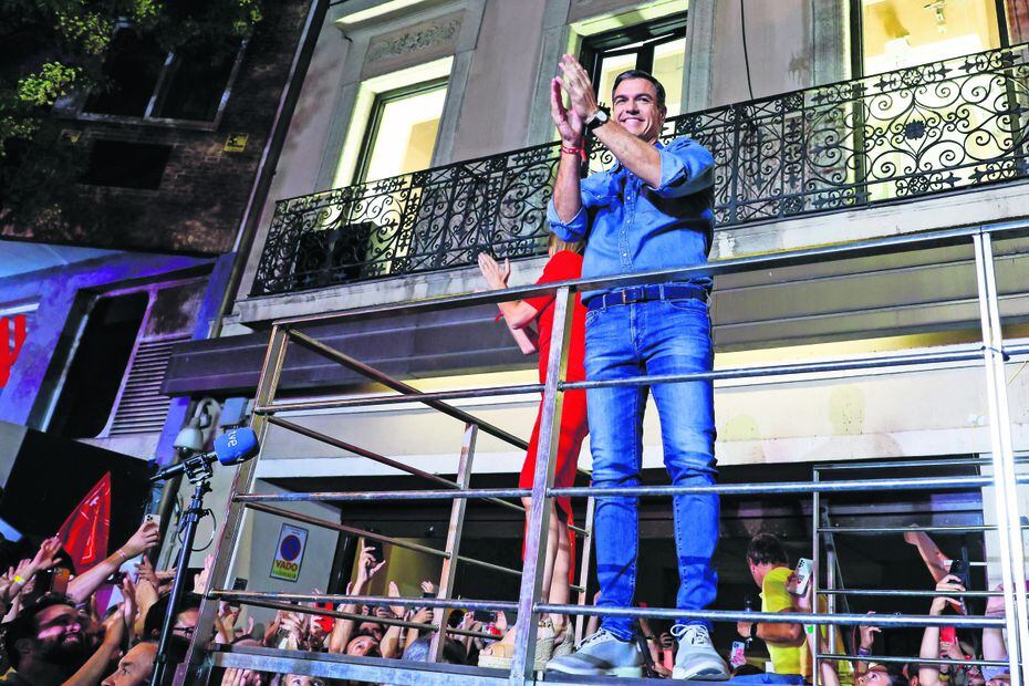 El presidente del Gobierno y líder del PSOE, Pedro Sánchez, afirmó a sus seguidores en Madrid que el PP y Vox salieron “derrotados”. Foto: JJ. Guillén | EFE
