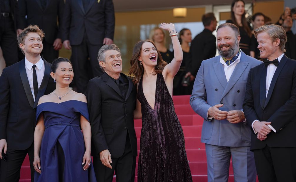 Joe Alwyn, Hong Chau, Willem Dafoe, Emma Stone, el director Yorgos Lanthimos y  Jesse Plemons en la alfombra roja de Cannes. Foto: AP