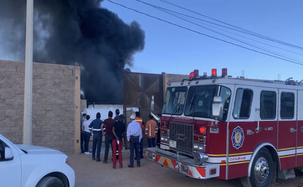 Se registra mega incendio en bodega en Chihuahua. Foto Especial