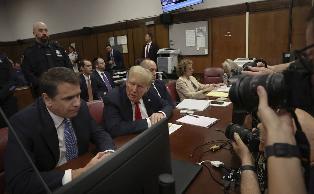 El  expresidente Donald Trump se sienta ante el tribunal durante su juicio. Foto: AP