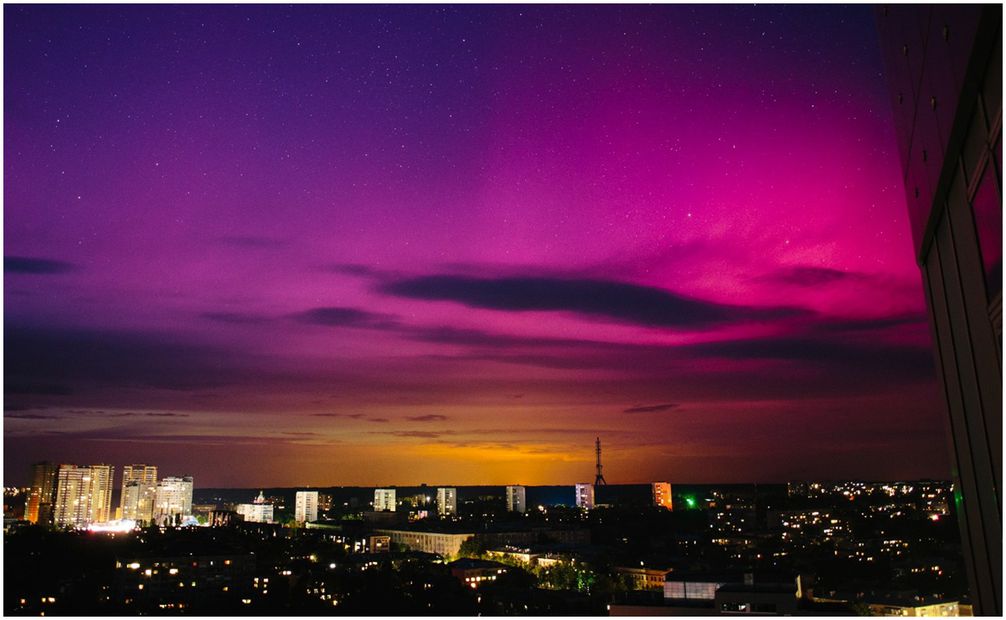 Aurora boreal tras tormenta solar en Kharkiv, Ucrania. Foto: EFE