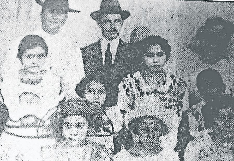 La primera regidora de Mérida, Rosa Torres González (atrás a la derecha), junto a Felipe Carrillo Puerto. Foto: Especial