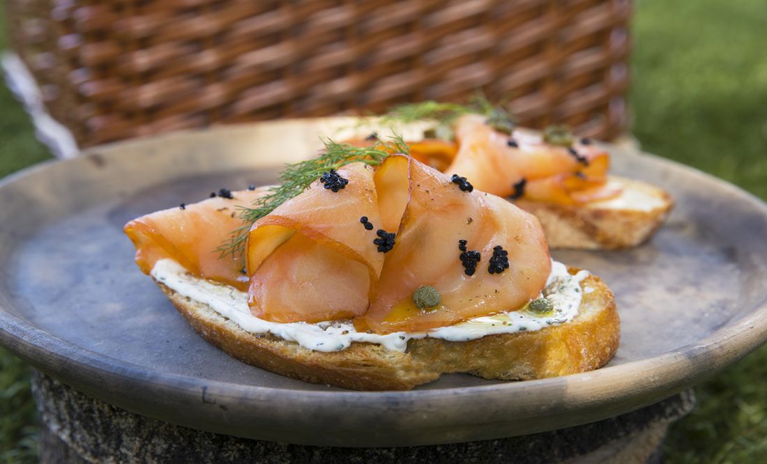 RECETA Tosta de salmón ahumado con aderezo de hinojo y caviar de mújol
