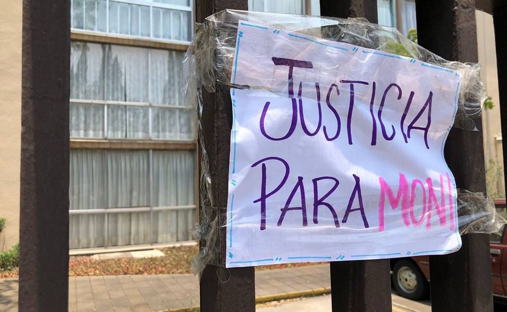 Con mantas, vecinos protestaron afuera del domicilio de una mujer a la que acusan de matar a la perrita "Moni". / Foto: Atenea Campuzano.