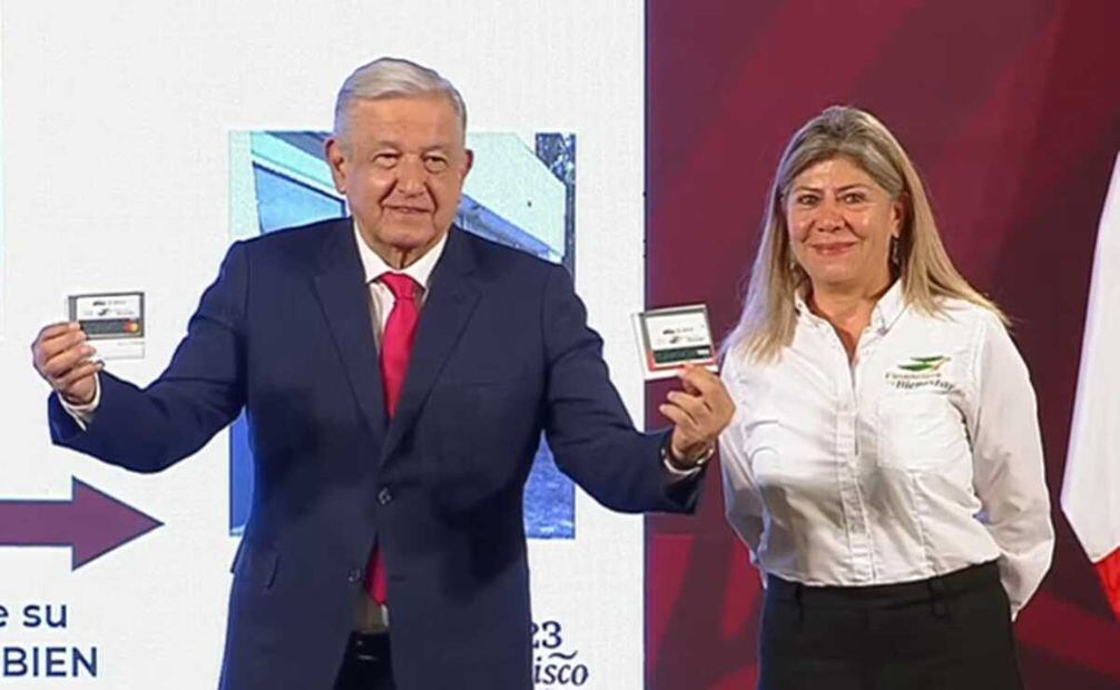 El presidente López Obrador muestra las tarjetas de Financiera Rural para enviar y recibir remesas. Foto: captura de pantalla