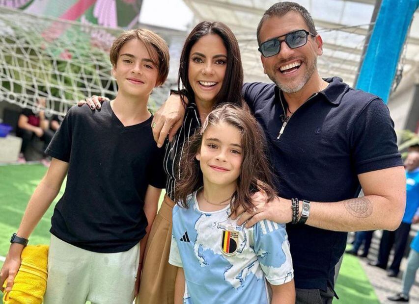 Mauricio Barcelata a lado de su esposa, María José Suárez, y sus dos hijos Mateo y Valentino.
<p>Foto: Instagram