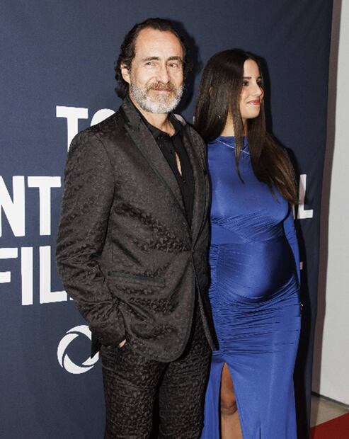 Demian Bichir, izquierda, y Victoria Aletta llegan a la alfombra roja para el estreno de "Sin sangre" en TIFF Lightbox, durante el Festival Internacional de Cine de Toronto, en Toronto. Foto: AP.