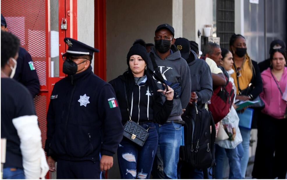 Migrantes reportan que tardan entre 3 y 4 horas para poder ingresar y hacer su petición de asilo en la sede de la Comar en Iztapalapa. Foto: Diego Simón Sánchez/EL UNIVERSAL